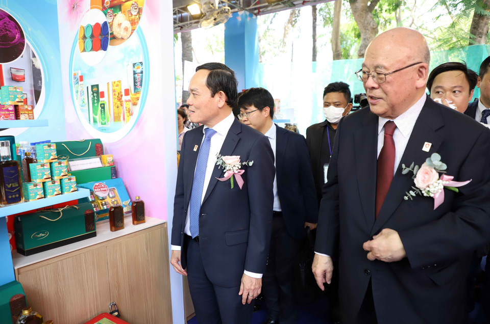 Ông Trần Lưu Quang (ngoài cùng bên trái), Phó Thủ tướng Chính phủ Việt Nam và ông Takebe Tsutomu, Cố vấn đặc biệt Liên minh Nghị sỹ Hữu nghị Việt-Nhật, Trưởng Ban danh dự Ban Tổ chức Lễ hội Việt-Nhật 2024 tham quan các gian hàng tại Lễ hội. (Ảnh: Xuân Khu/TTXVN)