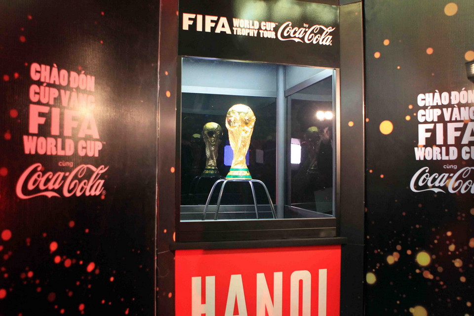 Cúp vàng World Cup được giới thiệu tại buổi giao lưu. (Ảnh: Quốc Khánh/TTXVN)
