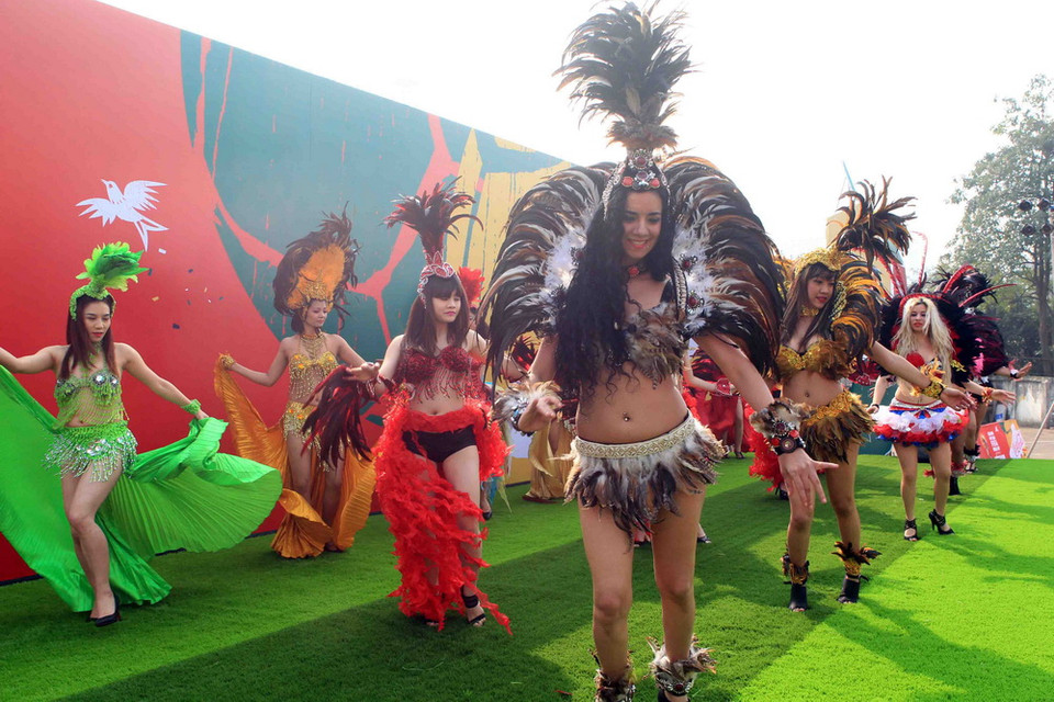 Các vũ công Samba tại buổi giao lưu. (Ảnh: Quốc Khánh/TTXVN)