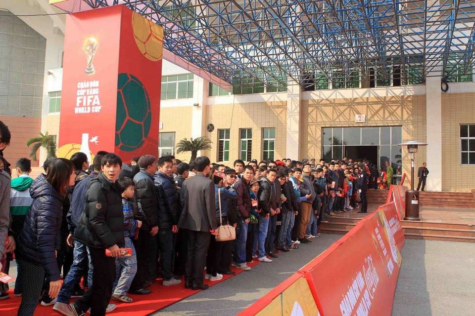 Người hâm mộ xếp hàng vào chiêm ngưỡng Cúp vàng World Cup. (Ảnh: Quốc Khánh/TTXVN)