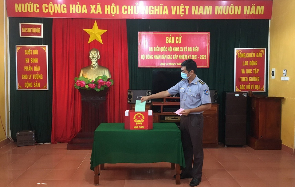 Cử tri đang làm nhiệm vụ ở huyện đảo Trường Sa bỏ phiếu bầu. (Ảnh TTXVN phát)