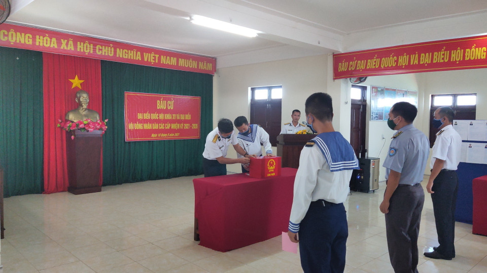 Bỏ phiếu bầu trên đảo Sinh Tồn Đông, xã đảo Sinh Tồn được tổ chức trang trọng, đúng quy định. (Ảnh TTXVN phát)