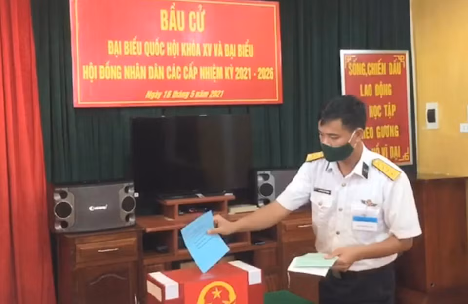 Chiến sỹ hải quân đang làm nhiệm vụ trên đảo Sinh Tồn Đông bỏ phiếu bầu. (Ảnh TTXVN phát)