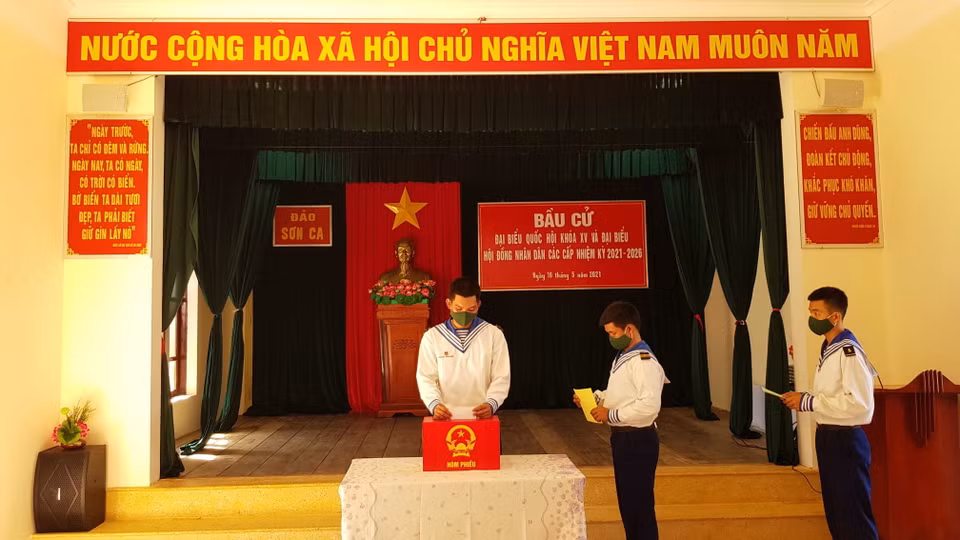 Cán bộ, chiến sỹ đảo Sơn Ca bỏ phiếu bầu. (Ảnh: TTXVN phát)