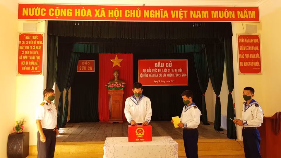 Công tác bỏ phiếu bầu cử trên đảo Sơn Ca được tổ chức trang trọng, đúng quy định, đảm bảo phòng chống dịch COVID-19. (Ảnh: TTXVN phát)