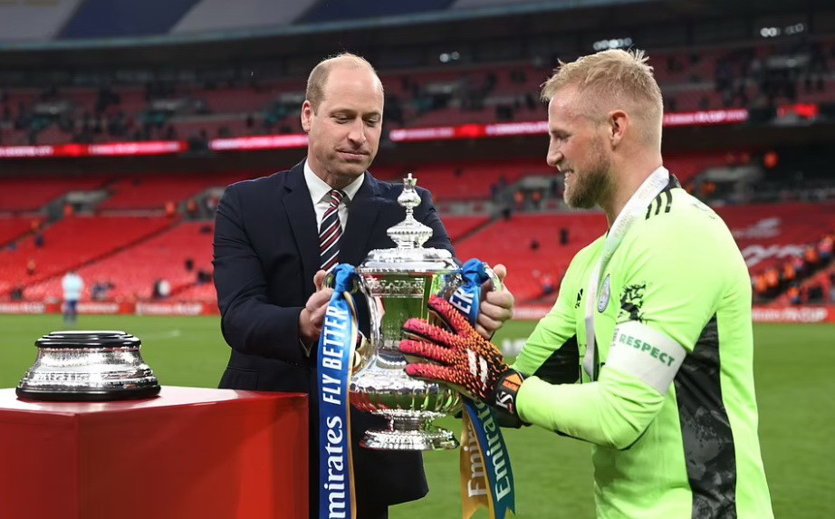 Thủ thành Schmeichel đón nhận chiếc Cúp vô địch từ tay Hoàng tử William. (Nguồn: Getty Images)