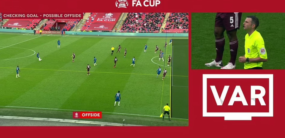 ...nhưng VAR đã từ chối bàn thắng cho Chelsea khi xác định Chilwell đã rơi vào thế việt vị. (Nguồn: Daily Mail)