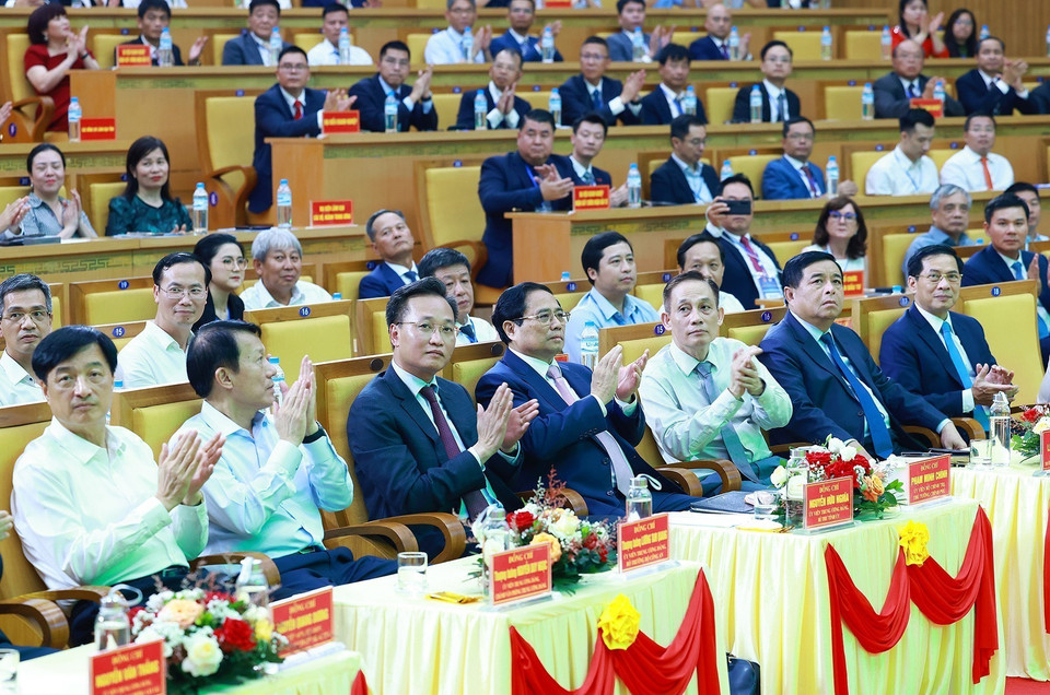 Thủ tướng Phạm Minh Chính và các đại biểu dự Hội nghị công bố Quy hoạch tỉnh Hưng Yên. (Ảnh: Dương Giang/TTXVN)