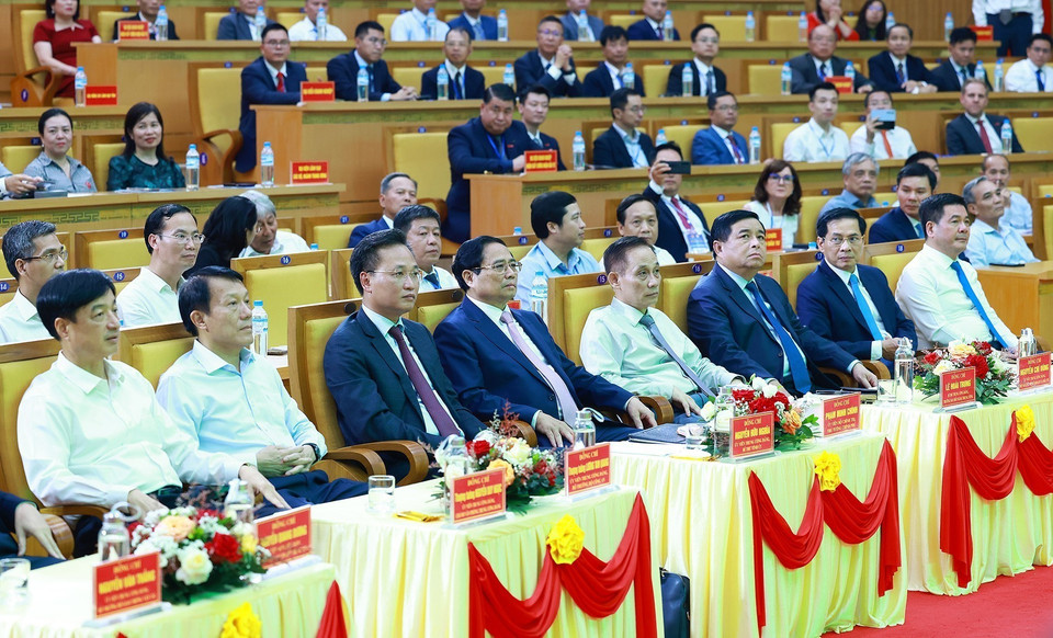 Thủ tướng Phạm Minh Chính và các đại biểu dự Hội nghị công bố Quy hoạch tỉnh Hưng Yên. (Ảnh: Dương Giang/TTXVN)