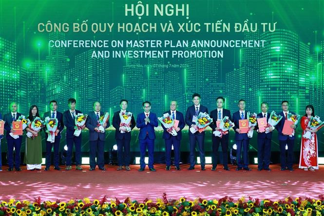 Lãnh đạo tỉnh Hưng Yên trao giấy chứng nhận đăng ký đầu tư cho các doanh nghiệp. (Ảnh: Dương Giang/TTXVN)