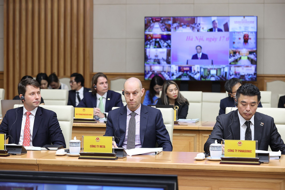 Đại diện các hiệp hội doanh nghiệp, các doanh nghiệp có vốn đầu tư nước ngoài ở Việt Nam tham dự hội nghị tại điểm cầu Trụ sở Chính phủ. (Ảnh: Dương Giang/TTXVN)