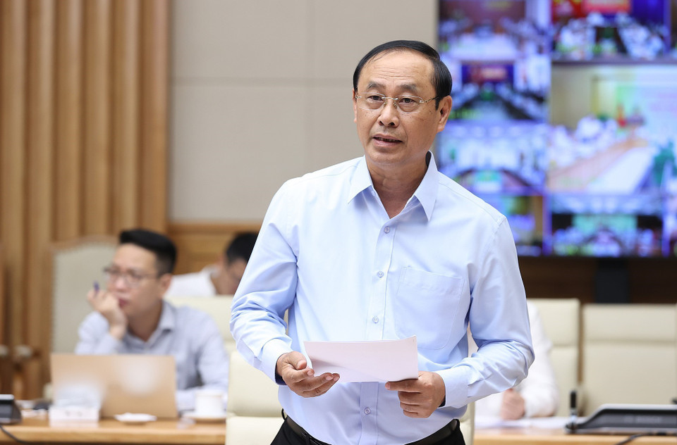 Thứ trưởng Bộ Giao thông Vận tải Lê Đình Thọ báo cáo tình hình triển khai các dự án trọng điểm. (Ảnh: Dương Giang/TTXVN)