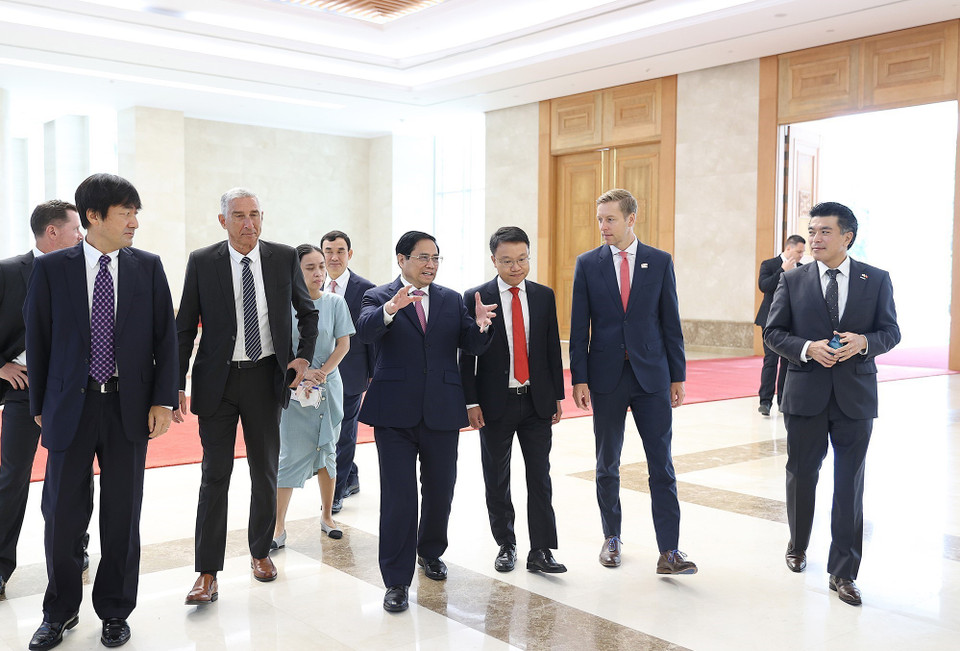 Thủ tướng Phạm Minh Chính trao đổi với các đại biểu. (Ảnh: Dương Giang/TTXVN)