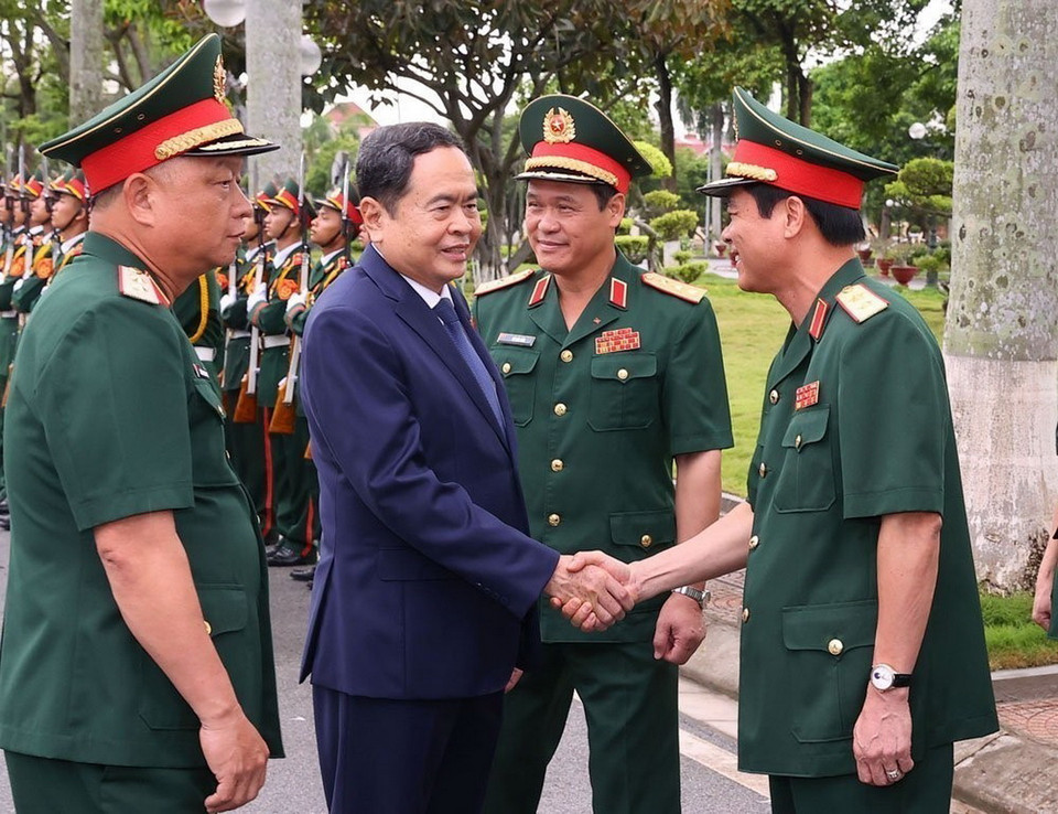 Chủ tịch Quốc hội Trần Thanh Mẫn với lãnh đạo Bộ Tư lệnh Quân khu 3. (Ảnh: Văn Điệp/TTXVN)