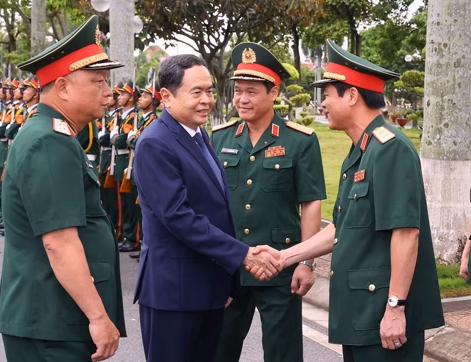 Chủ tịch Quốc hội Trần Thanh Mẫn với lãnh đạo Bộ Tư lệnh Quân khu 3. (Ảnh: Văn Điệp/TTXVN)