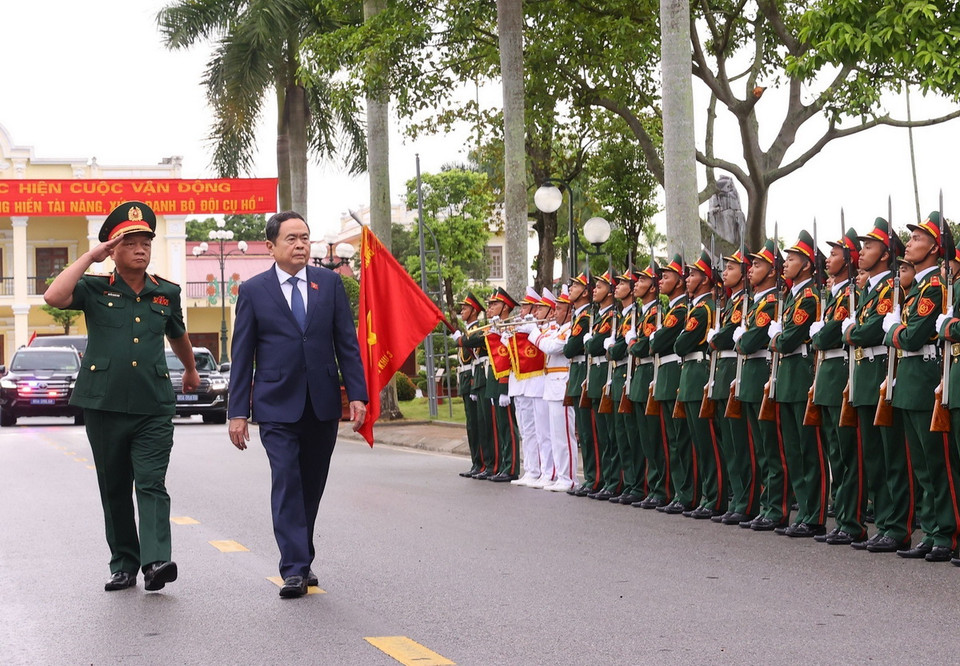Chủ tịch Quốc hội Trần Thanh Mẫn duyệt đội danh dự. (Ảnh: Văn Điệp/TTXVN)