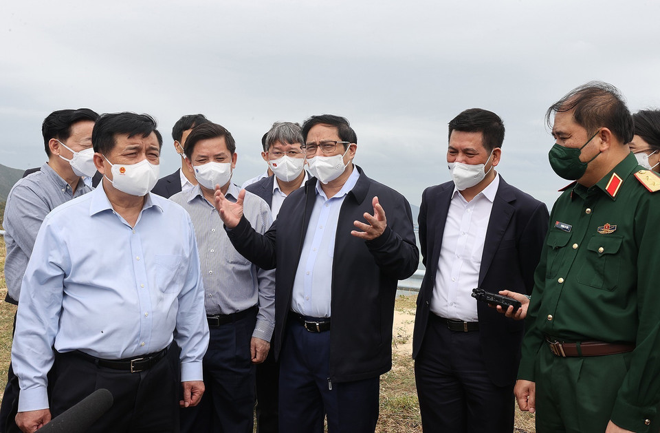 Thủ tướng Phạm Minh Chính khảo sát Khu kinh tế Vân Phong. (Ảnh: Dương Giang/TTXVN)