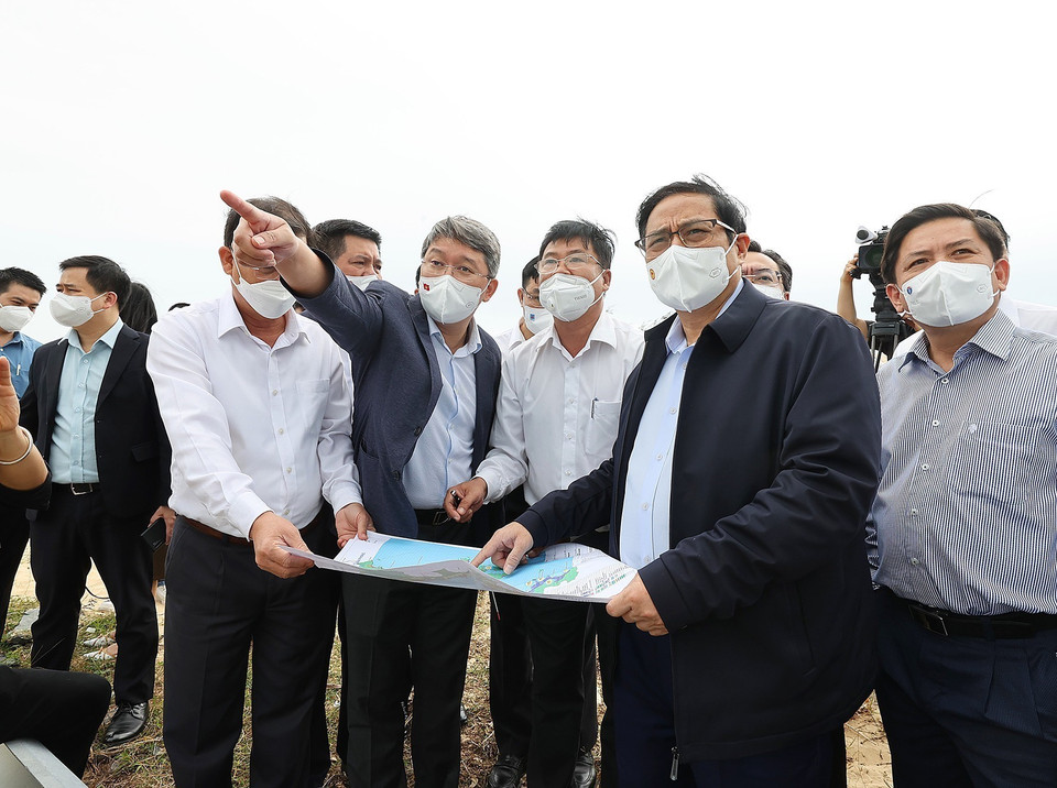 Thủ tướng Phạm Minh Chính khảo sát Khu kinh tế Vân Phong. (Ảnh: Dương Giang/TTXVN)