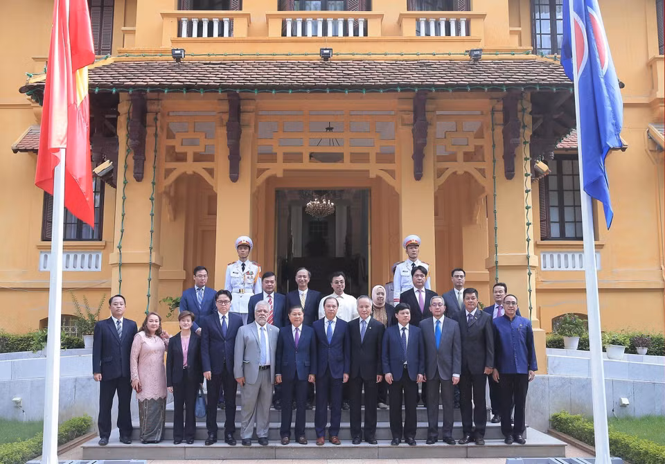 Các đại biểu tham dự Lễ thượng cờ nhân dịp kỷ niệm 52 năm Ngày thành lập Hiệp hội các quốc gia Đông Nam Á (ASEAN). (Ảnh: Lâm Khánh/TTXVN)