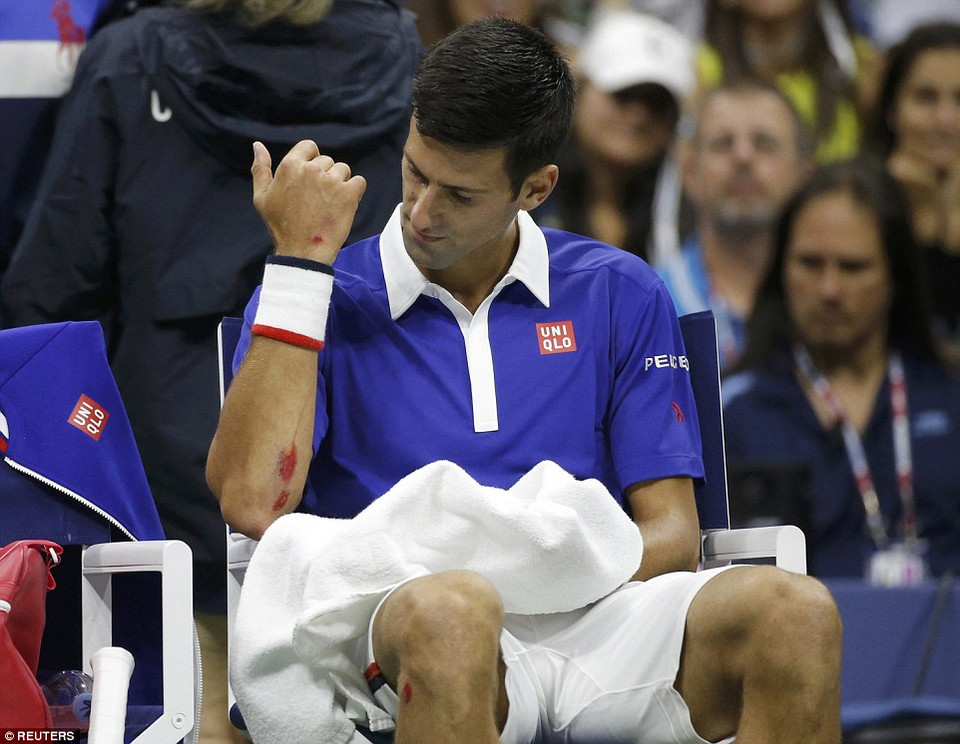 Djokovic bị chấn thương sau một pha bóng. (Nguồn: Getty)