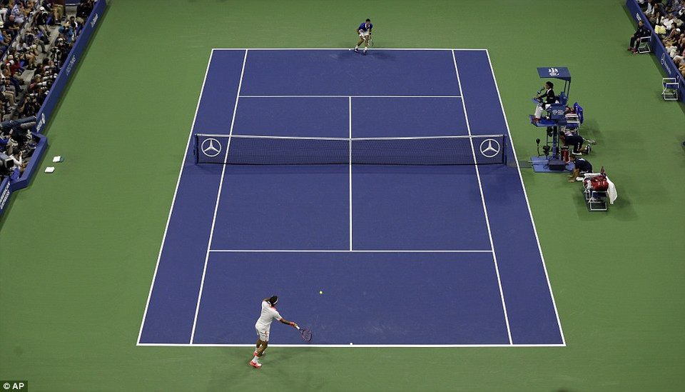 Sang set 3, Federer tiếp tuc thi đấu tốt để vượt lên dẫn 4-3 sau 7 game đấu. Tuy nhiên, tay vợt người Thụy Sĩ lại để cho đối thủ vùng lên giành game thắng liên tiếp, để kết thúc set đấu với tỷ số 6-4. (Nguồn: AP)