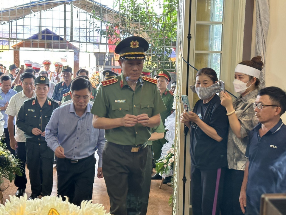 Thứ trưởng Bộ Công an Lương Tam Quang đến thăm hỏi, chia buồn và động viên gia đình các nạn nhân tử vong, bị thương trong vụ tấn công bằng súng tại trụ sở xã Ea Tiêu và xã Ea Ktur, huyện Cư Kuin. (Ảnh: Quang Thái/TTXVN)