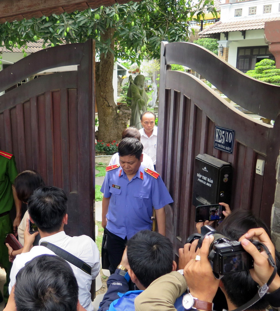 Đại diện Viện kiểm sát tham gia khám nhà ông Trần Văn Minh. (Ảnh: Nguyễn Sơn/TTXVN)