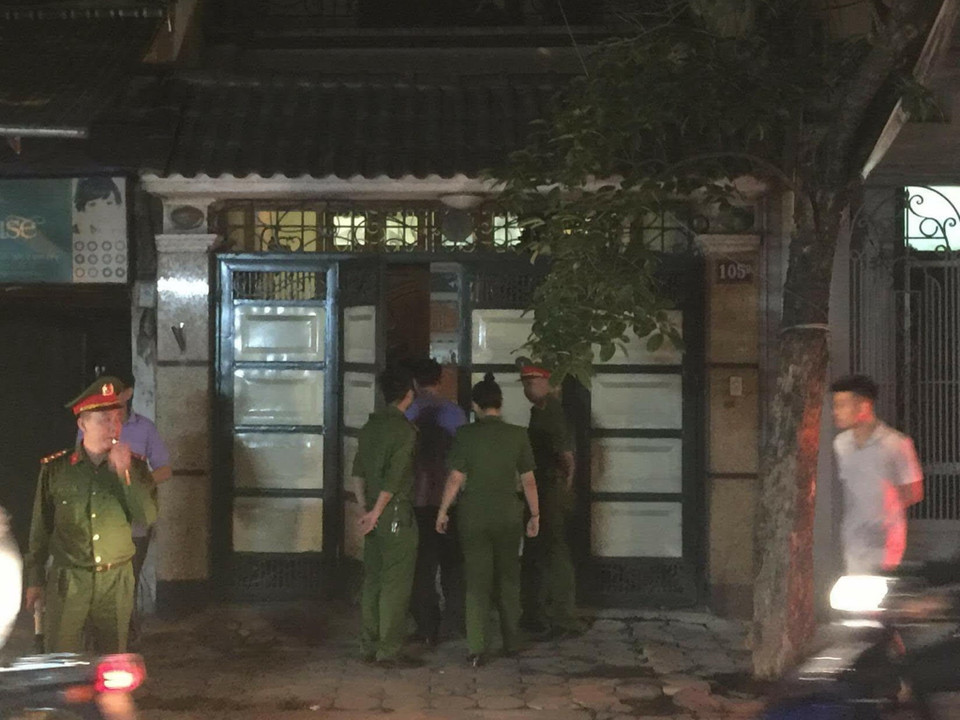  Lực lượng chức năng thực hiện lệnh khám xét nhà ông Phan Hữu Tuấn, nguyên Phó Tổng cục trưởng Bộ Công an, tại số nhà 105B, phường Yên Phụ, quận Tây Hồ. (Ảnh: TTXVN phát)