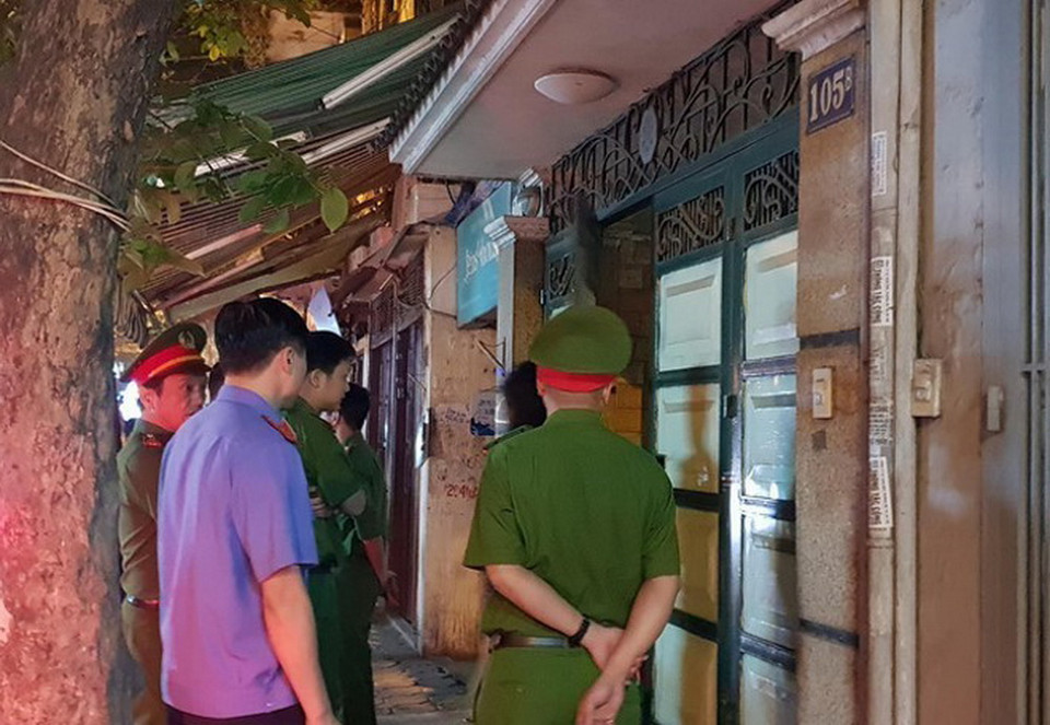  Lực lượng chức năng thực hiện lệnh khám xét nhà ông Phan Hữu Tuấn, nguyên Phó Tổng cục trưởng Bộ Công an, tại số nhà 105B, phường Yên Phụ, quận Tây Hồ. (Ảnh: TTXVN phát)