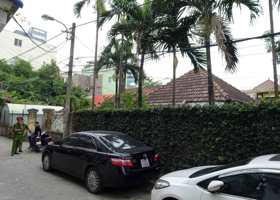 Cảnh sát bảo vệ trước nhà ông Trần Văn Minh tại số K25/10 đường Lý Thường Kiệt. (Ảnh: Lê Lâm/TTXVN)