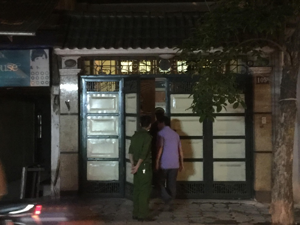  Lực lượng chức năng thực hiện lệnh khám xét nhà ông Phan Hữu Tuấn, nguyên Phó Tổng cục trưởng Bộ Công an, tại số nhà 105B, phường Yên Phụ, quận Tây Hồ. (Ảnh: TTXVN phát)
