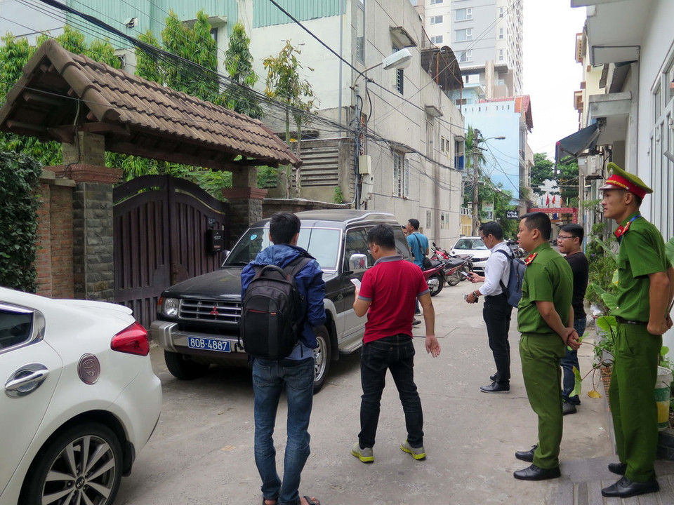 Lực lượng cảnh sát bảo vệ có mặt trước nhà ông Trần Văn Minh. (Ảnh: Nguyễn Sơn/TTXVN)