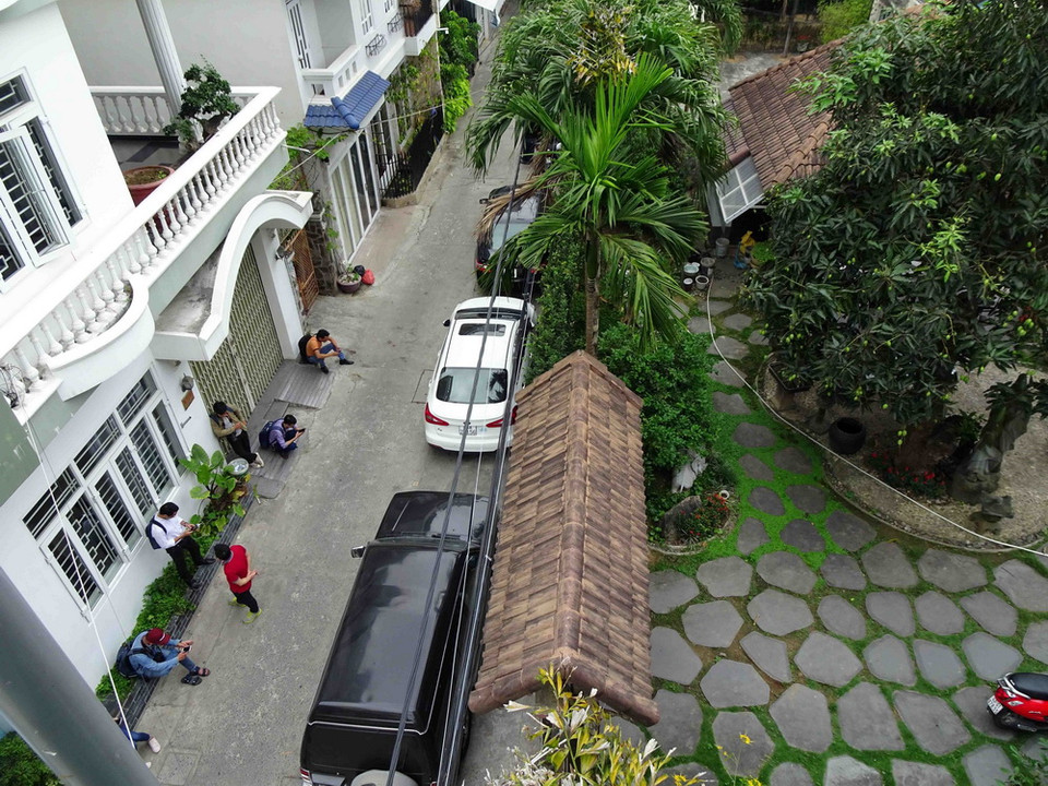  Phóng viên các báo đài và cảnh sát đứng trước của nhà ông Trần Văn Minh tại số K25/10 đường Lý Thường Kiệt. (Ảnh: Lê Lâm/TTXVN)