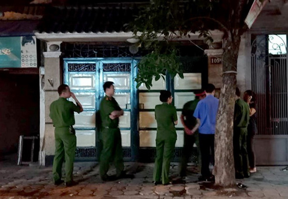  Lực lượng chức năng thực hiện lệnh khám xét nhà ông Phan Hữu Tuấn, nguyên Phó Tổng cục trưởng Bộ Công an, tại số nhà 105B, phường Yên Phụ, quận Tây Hồ. (Ảnh: TTXVN phát)