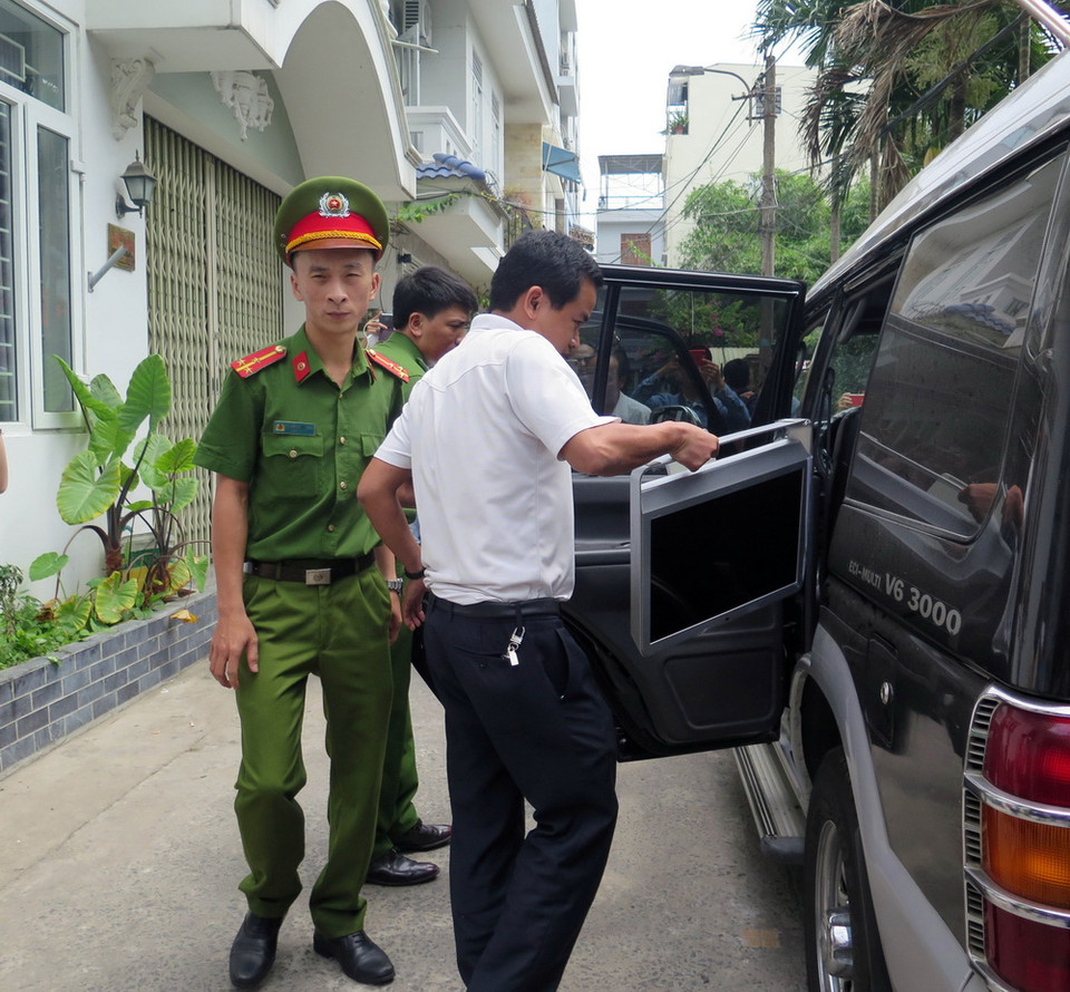 Lực lượng chức năng mang vật chứng tại nhà ông Trần Văn Minh về cơ quan điều tra. (Ảnh: Nguyễn Sơn/TTXVN)