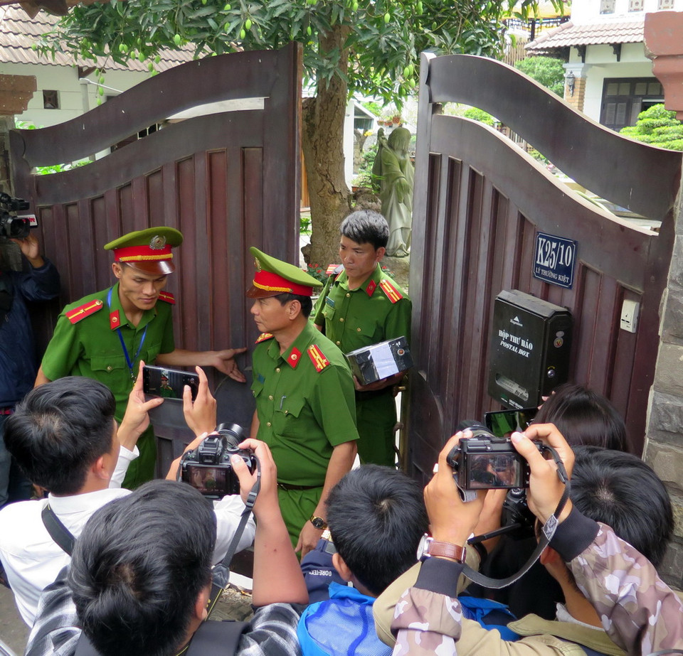 Lực lượng chức năng khám xong nhà ông Trần Văn Minh, thu giữ một số tang vật chứng liên quan. (Ảnh: Nguyễn Sơn/TTXVN)