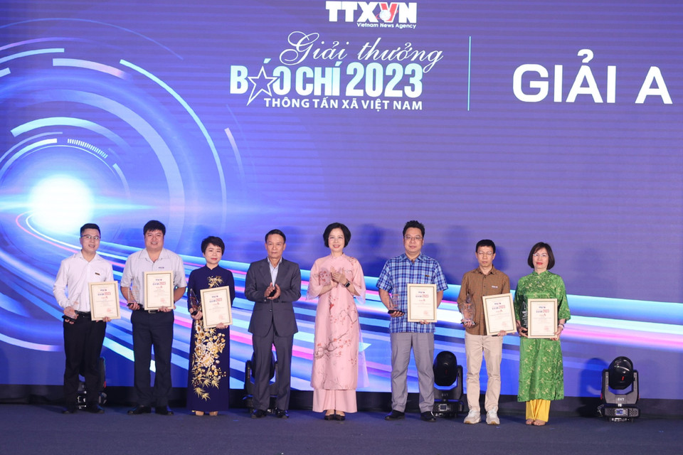 Những tác giả và tác phẩm đoạt giải A được vinh danh trong Lễ trao giải. (Ảnh: Tuấn Anh/Vietnam+)