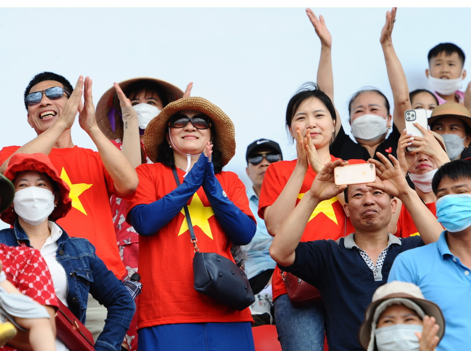 Cổ động viên Việt Nam cổ vũ cho các đội tuyển thi đấu. (Ảnh: Minh Đức/TTXVN)
