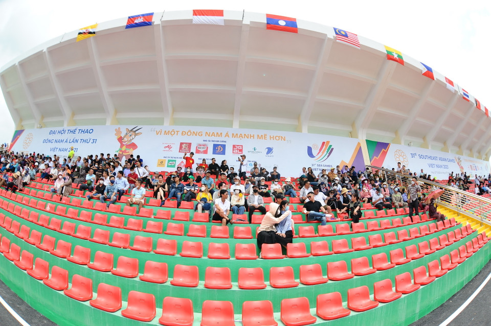 Cổ động viên Việt Nam cổ vũ cho các đội tuyển thi đấu. (Ảnh: Minh Đức/TTXVN)