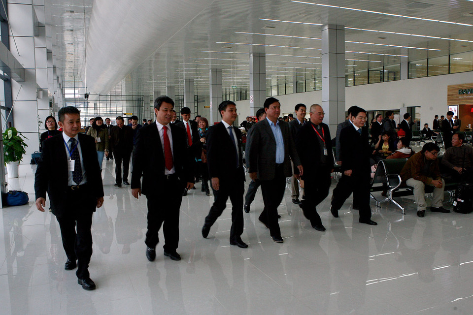 Bộ trưởng Bộ Giao thông vận tải Đinh La Thăng và các đại biểu tham quan khu sảnh E - Nhà ga T1 sân bay Nội Bài. (Ảnh: Huy Hùng/TTXVN)