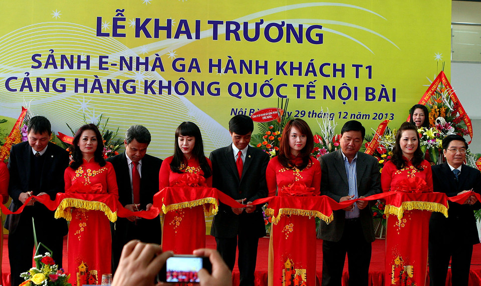 Các đại biểu cắt băng khai trương sảnh E - Nhà ga T1 sân bay Nội Bài. (Ảnh: Huy Hùng/TTXVN)