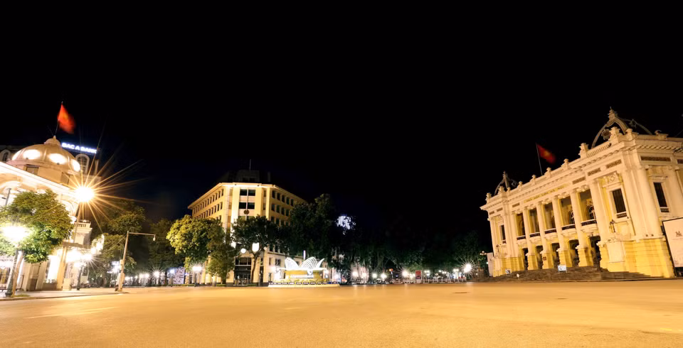 76 năm trước, ngày 19/8/1945, cả Thủ đô ngập tràn cờ đỏ sao vàng. Hàng chục vạn người dân ở Hà Nội và các tỉnh lân cận theo các ngả đường kéo về quảng trường Nhà hát lớn Hà Nội dự cuộc mít tinh lớn chưa từng có của quần chúng cách mạng, hưởng ứng cuộc Tổng khởi nghĩa giành chính quyền. Trong ảnh: Quảng trường Cách mạng tháng 8 tĩnh lặng trong đêm thu Hà Nội. (Ảnh: Nhật Anh/TTXVN)