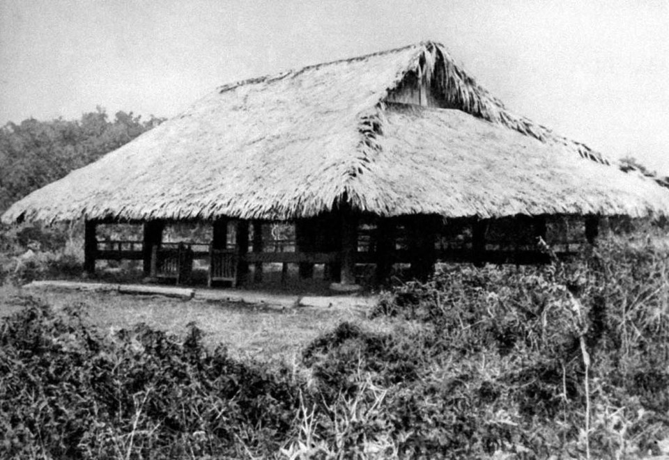 Ngày 16/8/1945, Đại hội Quốc dân họp tại Tân trào thông qua “10 chính sách lớn của Việt Minh”; thông qua “Lệnh tổng khởi nghĩa”; quy định quốc kỳ, quốc ca; thành lập Ủy ban Dân tộc giải phóng Trung ương, tức Chính phủ Lâm thời do đồng chí Hồ Chí Minh làm Chủ tịch. Trong ảnh: Đình Tân Trào, huyện Sơn Dương (Tuyên Quang), nơi diễn ra Đại hội Quốc dân do Việt Minh triệu tập, ngày 16/8/1945. (Ảnh: Tư liệu/TTXVN phát)