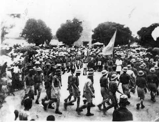 Từ ngày 14 đến ngày 18/8/1945, cuộc tổng khởi nghĩa nổ ra giành được thắng lợi ở nông thôn đồng bằng Bắc Bộ, đại bộ phận miền Trung, một phần miền Nam và ở các thị xã: Bắc Giang, Hải Dương, Hà Tĩnh, Hội An, Quảng Nam… Trong ảnh: Ngày 14/8/1945, đội du kích Ba Tơ tiến về thị xã Quảng Ngãi, cùng nhân dân khởi nghĩa giành chính quyền. (Ảnh: Tư liệu/TTXVN)