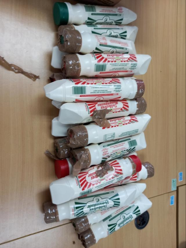 Ngày 11/5, Chi cục Hải quan cửa khẩu sân bay quốc tế Nội Bài soi chiếu lô hàng từ Séc về Việt Nam phát hiện lô hàng vô chủ gồm 3 kiện, chứa tổng trọng lượng 10 kg, lực lượng chức năng phát hiện, thu giữ hơn 8 kg ma túy MDMA. Toàn bộ số tang vật được cất giấu trong các hộp sốt mayonnaise và trà trộn với các loại hàng hóa khác. (Ảnh: CTV/Vietnam+)