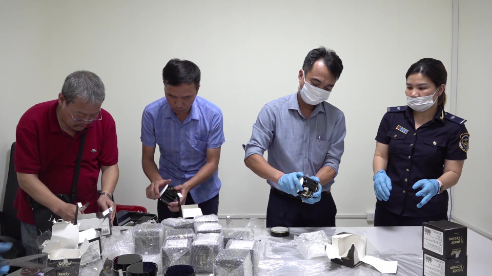 Vào tháng Năm, Tổng cục Hải quan, Công an thành phố Hà Nội, Đội Kiểm soát phòng chống ma túy (Cục Hải quan thành phố Hà Nội) đã phát hiện thu giữ hơn 29 kg ma túy các loại và bắt giữ đối tượng vận chuyển. (Ảnh: CTV/Vietnam+)