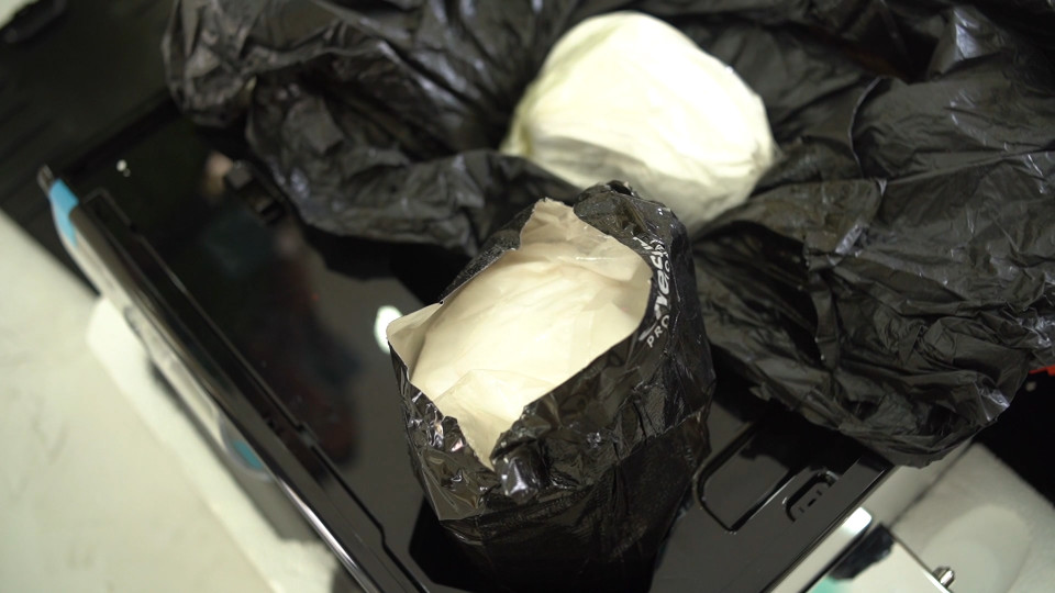 Lực lượng Hải quan phát hiện trong cả lô hàng nhập khẩu và xuất khẩu, các đối tượng dùng thủ đoạn cất giấu, trà trộn trong các lọ kem dưỡng da, lọ thực phẩm hay các thùng bia. (Ảnh: CTV/Vietnam+)