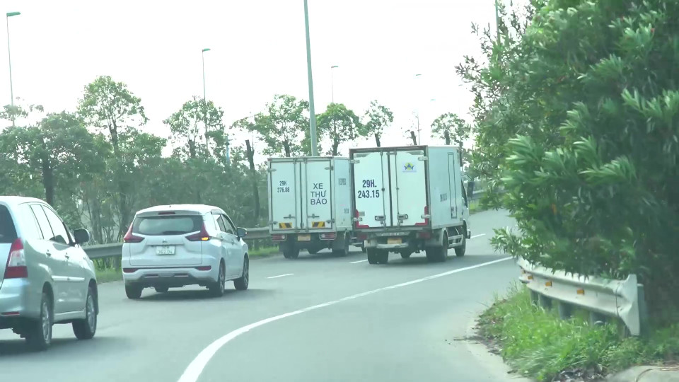 Các đối tượng chia quá trình vận chuyển hàng hóa thành nhiều công đoạn qua nhiều hãng vận chuyển nhằm theo dõi, cắt đuôi khi có bất thường; thuê người nhận không biết nội dung hàng như grab, taxi công nghệ… (Ảnh: CTV/Vietnam+)