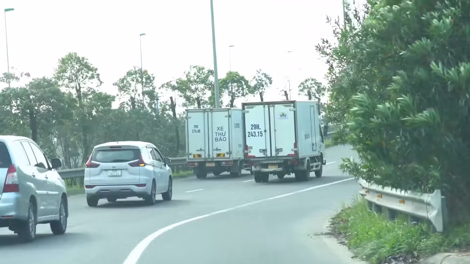 Các đối tượng chia quá trình vận chuyển hàng hóa thành nhiều công đoạn qua nhiều hãng vận chuyển nhằm theo dõi, cắt đuôi khi có bất thường; thuê người nhận không biết nội dung hàng như grab, taxi công nghệ… (Ảnh: CTV/Vietnam+)