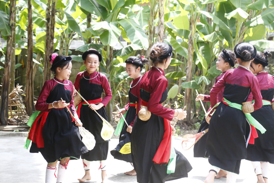 Điệu múa Xúc tép được các bạn nhỏ thường xuyên luyện tập để giao lưu, biểu diễn trong các dịp lễ hội. (Ảnh: Nam Sương/TTXVN)